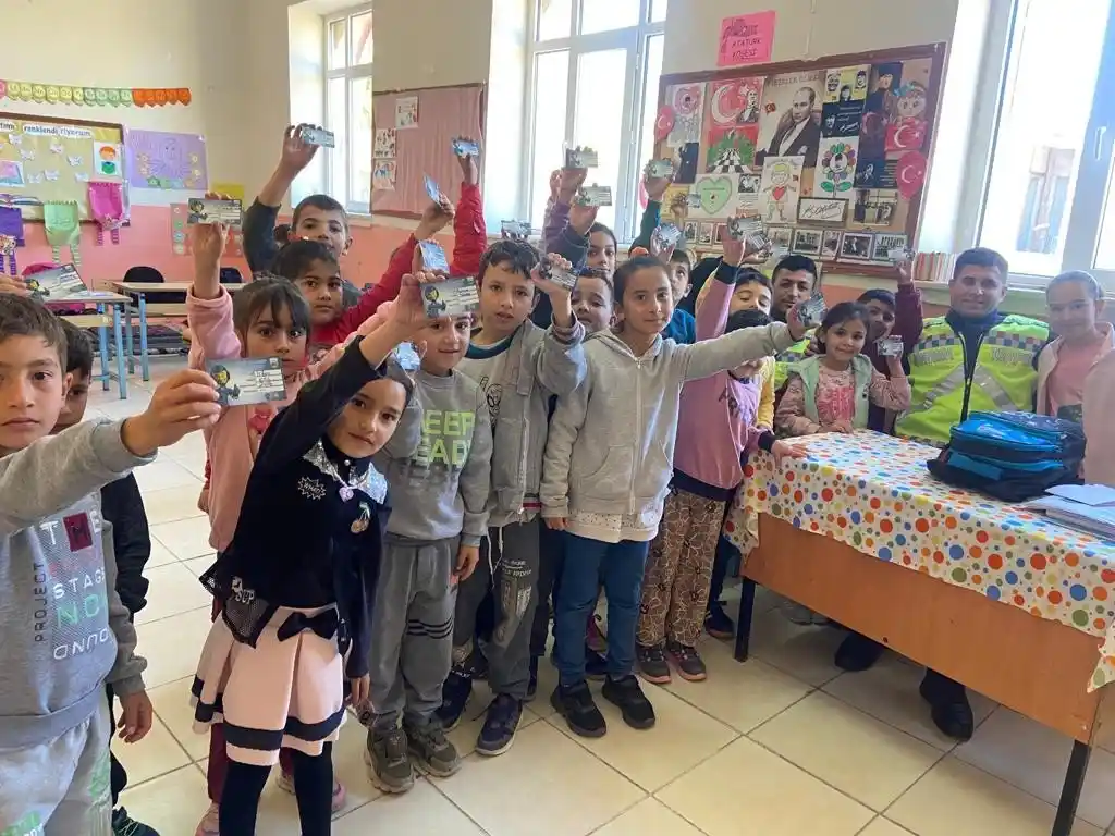 Jandarma ekipleri yeni trafik dedektifleri yetiştiriyor