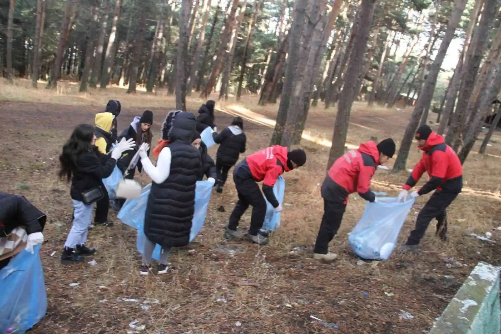 Jandarma ve öğrenciler ormanlık alanda çevre temizliği yaptı
