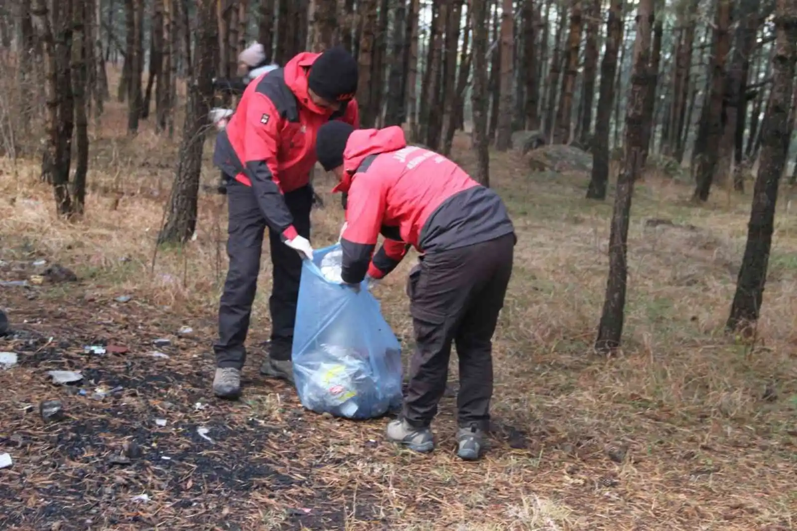Jandarma ve öğrenciler ormanlık alanda çevre temizliği yaptı
