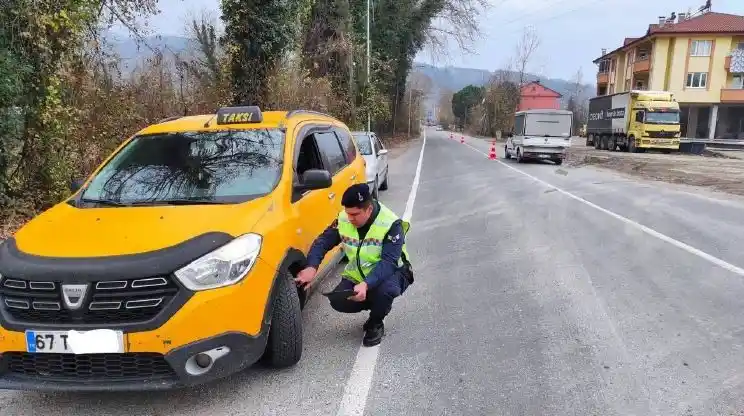 Jandarmadan kış lastiği uygulaması
