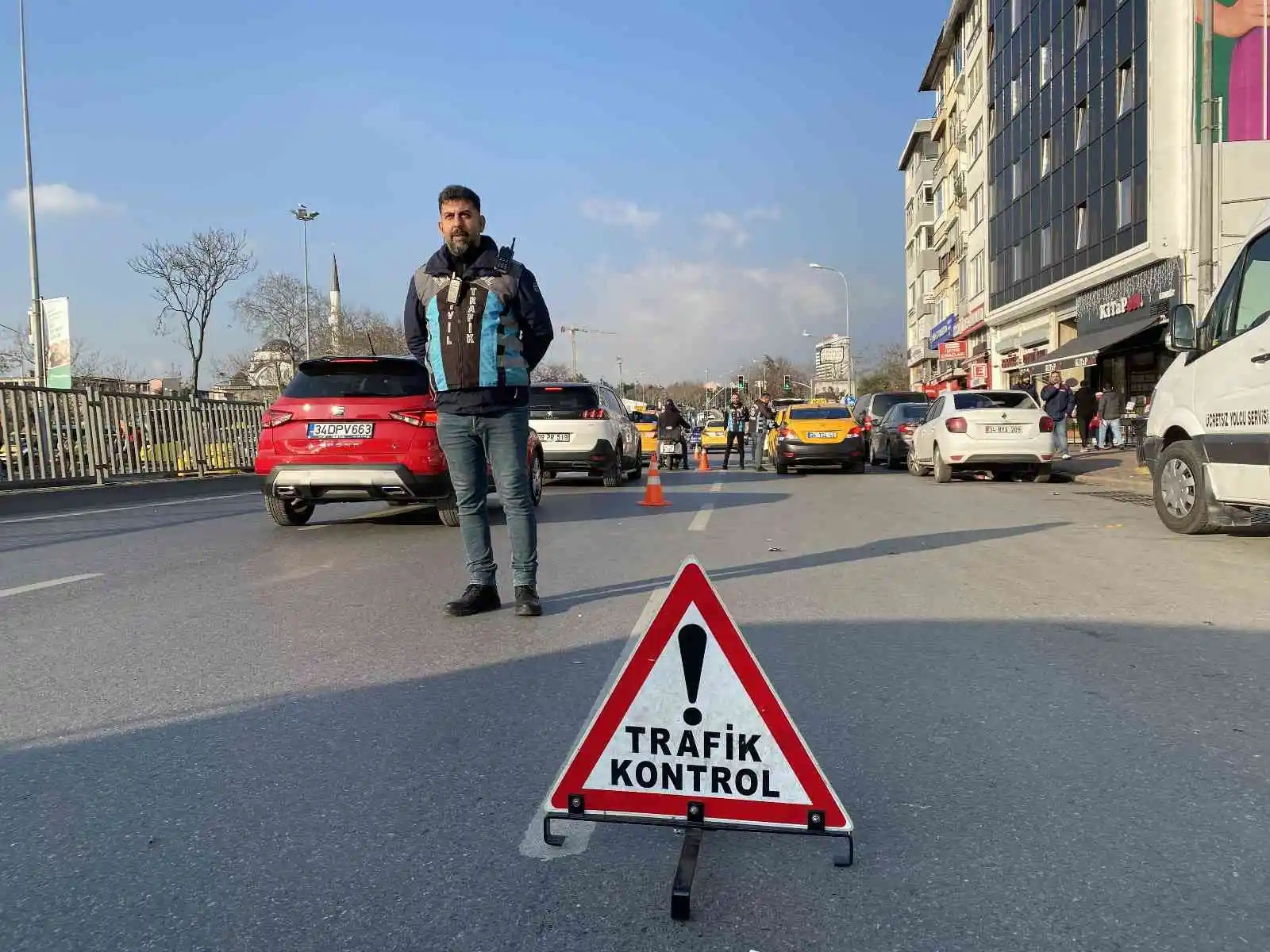 Kadıköy'de çay içerken denetime takılan taksi sürücüsünden ilginç savunma: "Telefon değil ki bu çay"
