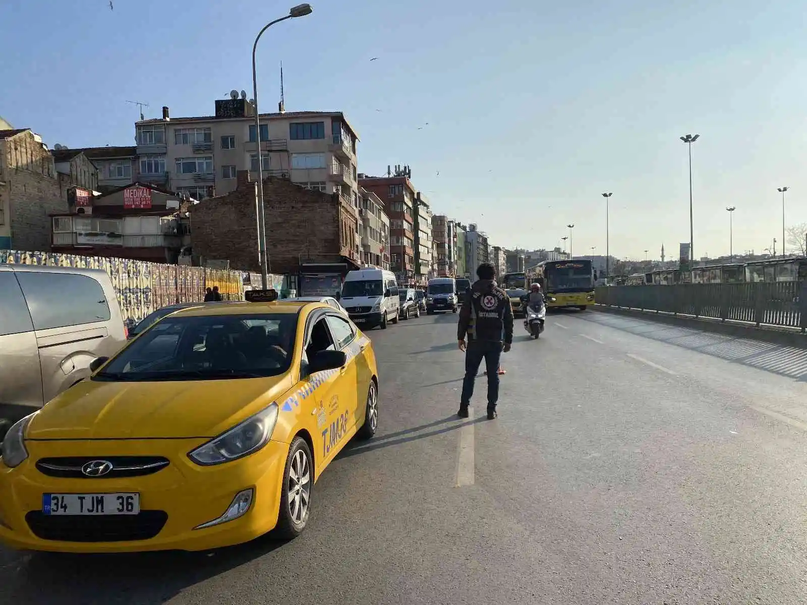 Kadıköy’de çay içerken denetime takılan taksi sürücüsünden ilginç savunma: “Telefon değil ki bu çay”