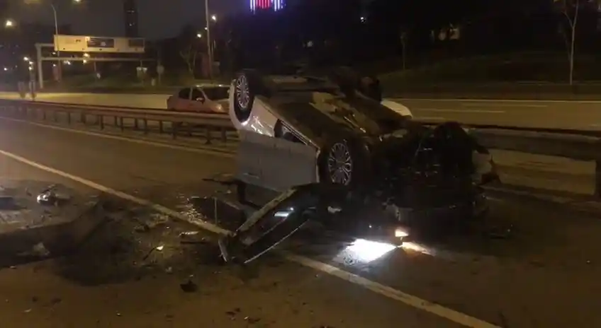 Kadıköy'de direksiyon hakimiyetini kaybeden sürücünün otomobili takla attı
