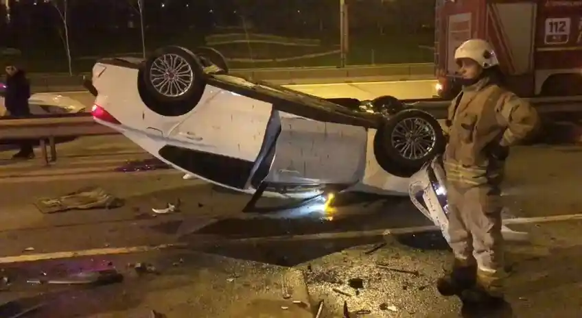 Kadıköy’de direksiyon hakimiyetini kaybeden sürücünün otomobili takla attı
