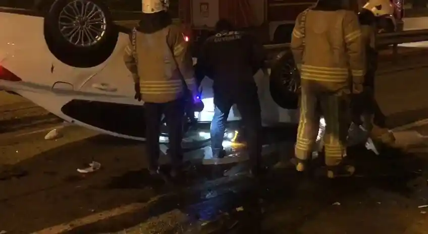 Kadıköy’de direksiyon hakimiyetini kaybeden sürücünün otomobili takla attı
