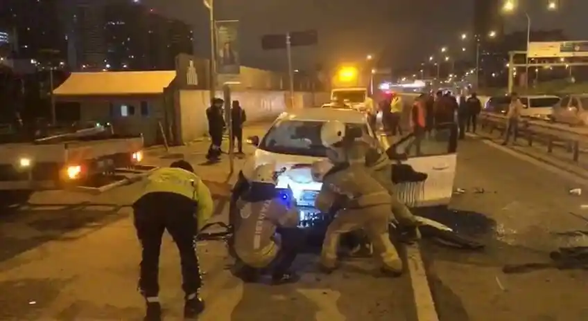 Kadıköy’de direksiyon hakimiyetini kaybeden sürücünün otomobili takla attı
