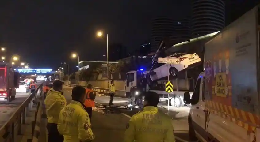 Kadıköy’de direksiyon hakimiyetini kaybeden sürücünün otomobili takla attı
