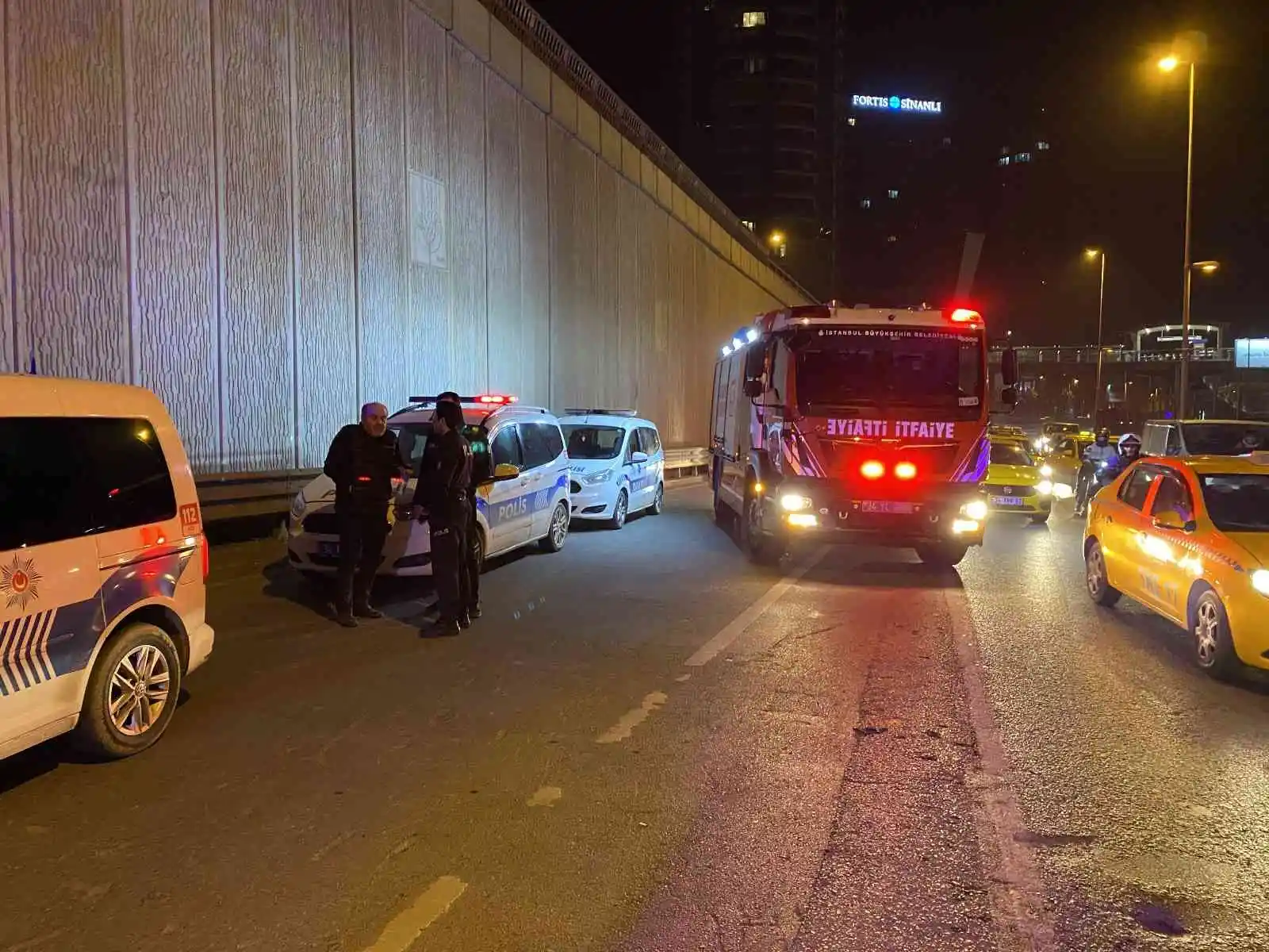 Kadıköy’de otomobil bariyerlere ok gibi saplandı
