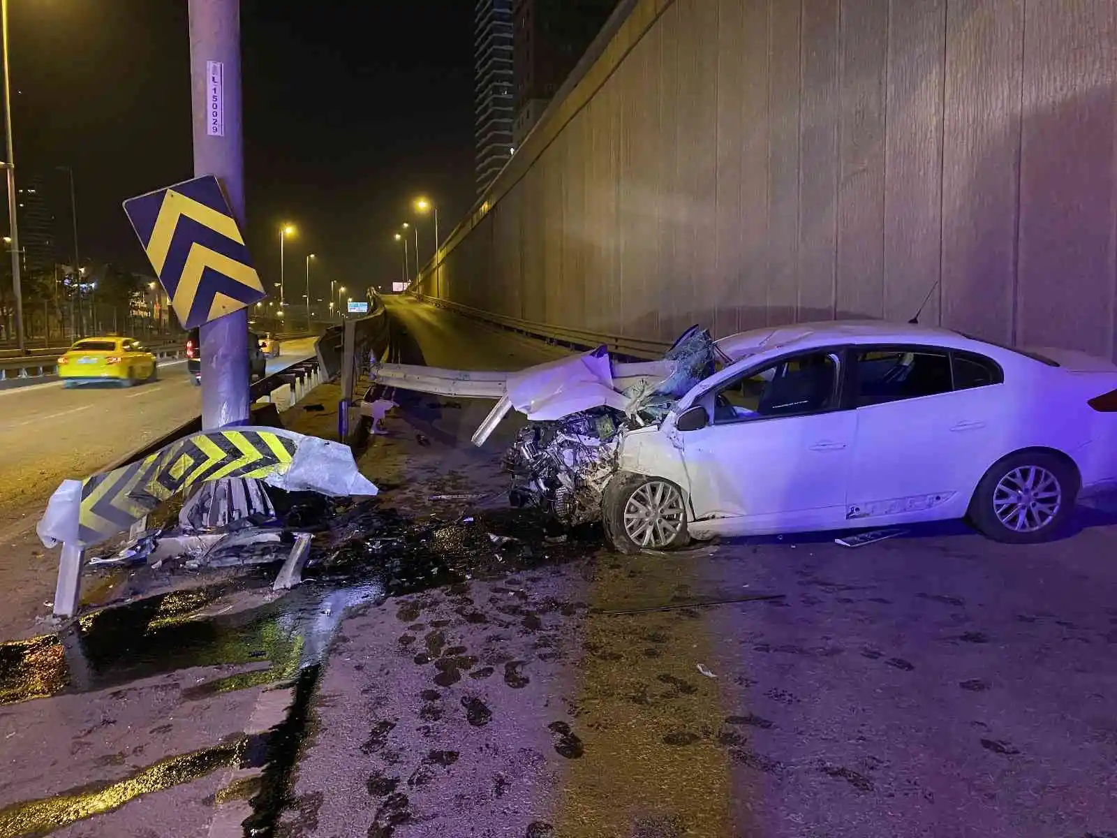Kadıköy’de otomobil bariyerlere ok gibi saplandı
