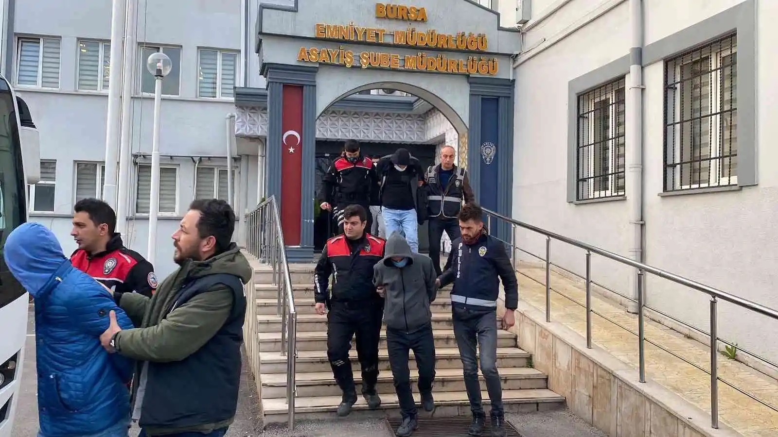 Kadınlara zorla fuhuş yaptıran 12 çete üyesi tutuklandı
