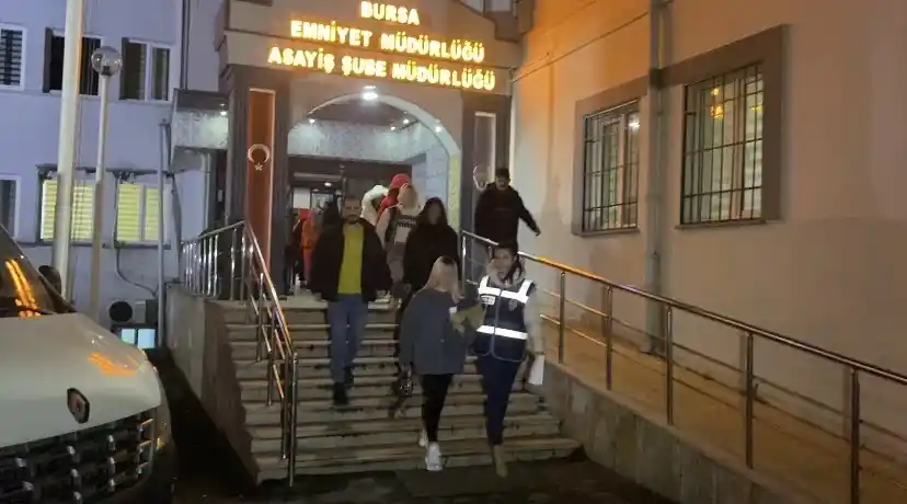 Kadınlara zorla fuhuş yaptıran 12 çete üyesi tutuklandı
