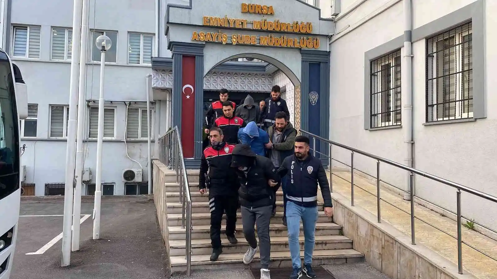 Kadınlara zorla fuhuş yaptıran 12 çete üyesi tutuklandı
