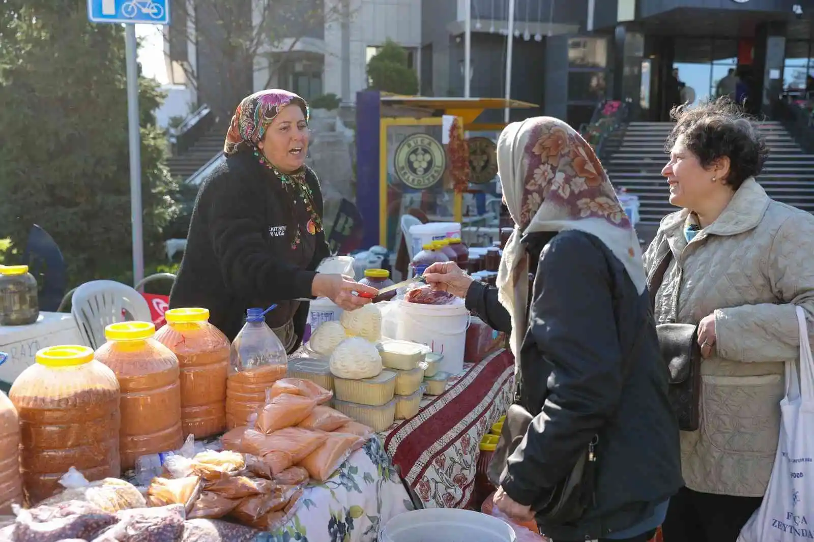 Kadınların emekleri rengarenk tezgahlarda