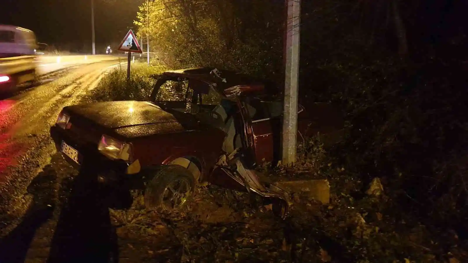 Karabük’te direğe çarpan otomobil sürücüsü hayatını kaybetti
