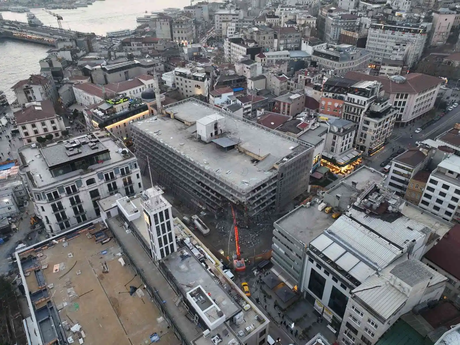 Karaköy'deki katlı otoparkın yıkım çalışmaları havadan görüntülendi
