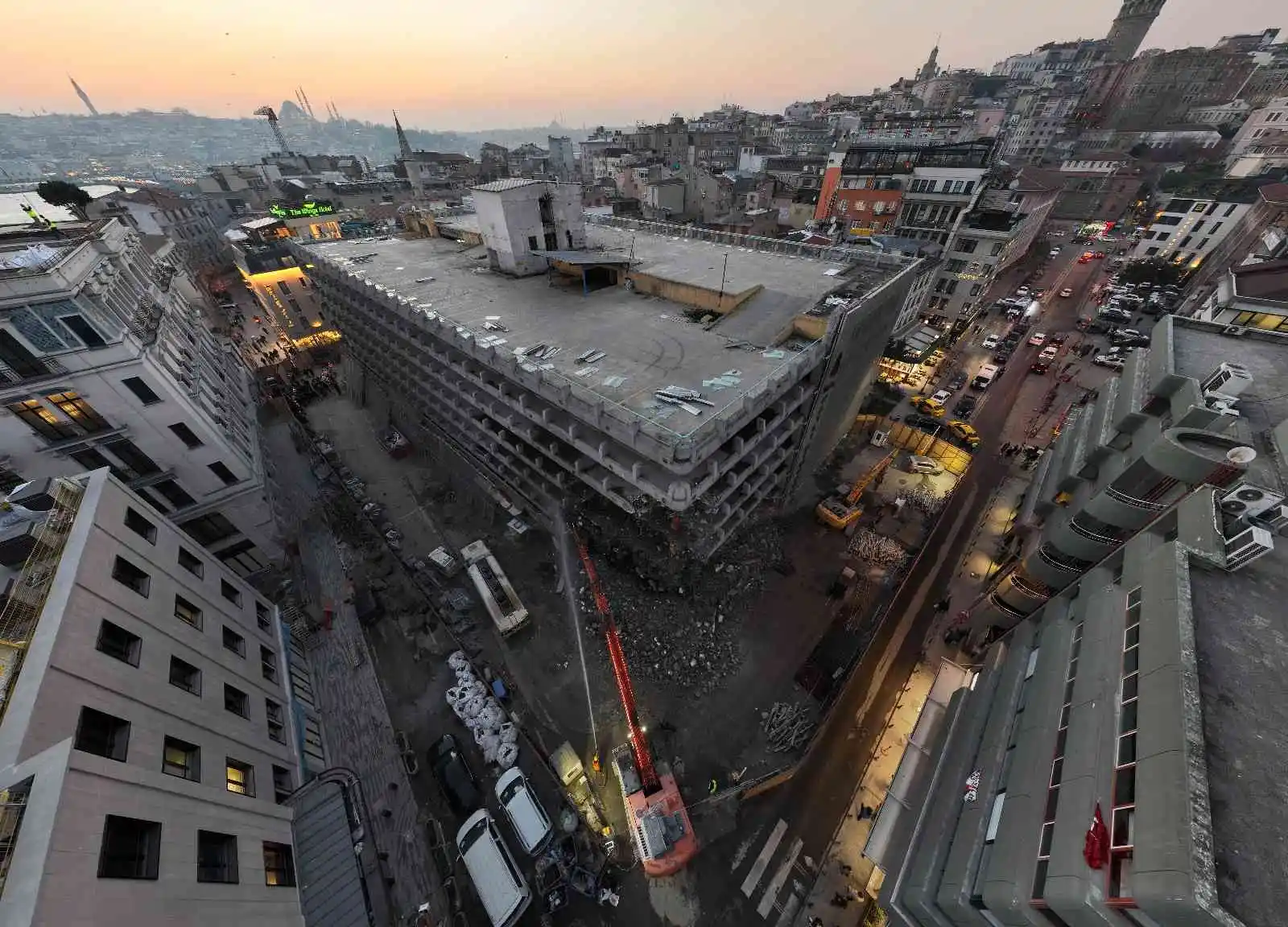 Karaköy’deki katlı otoparkın yıkım çalışmaları havadan görüntülendi
