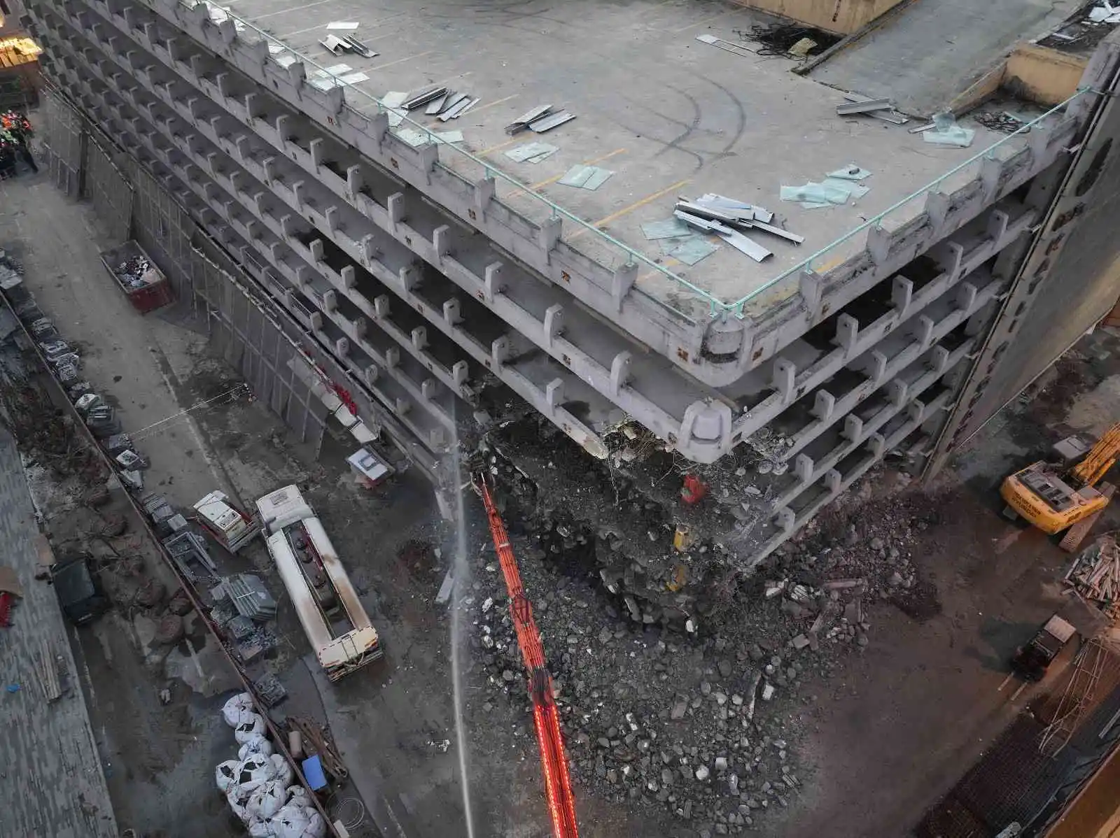 Karaköy’deki katlı otoparkın yıkım çalışmaları havadan görüntülendi
