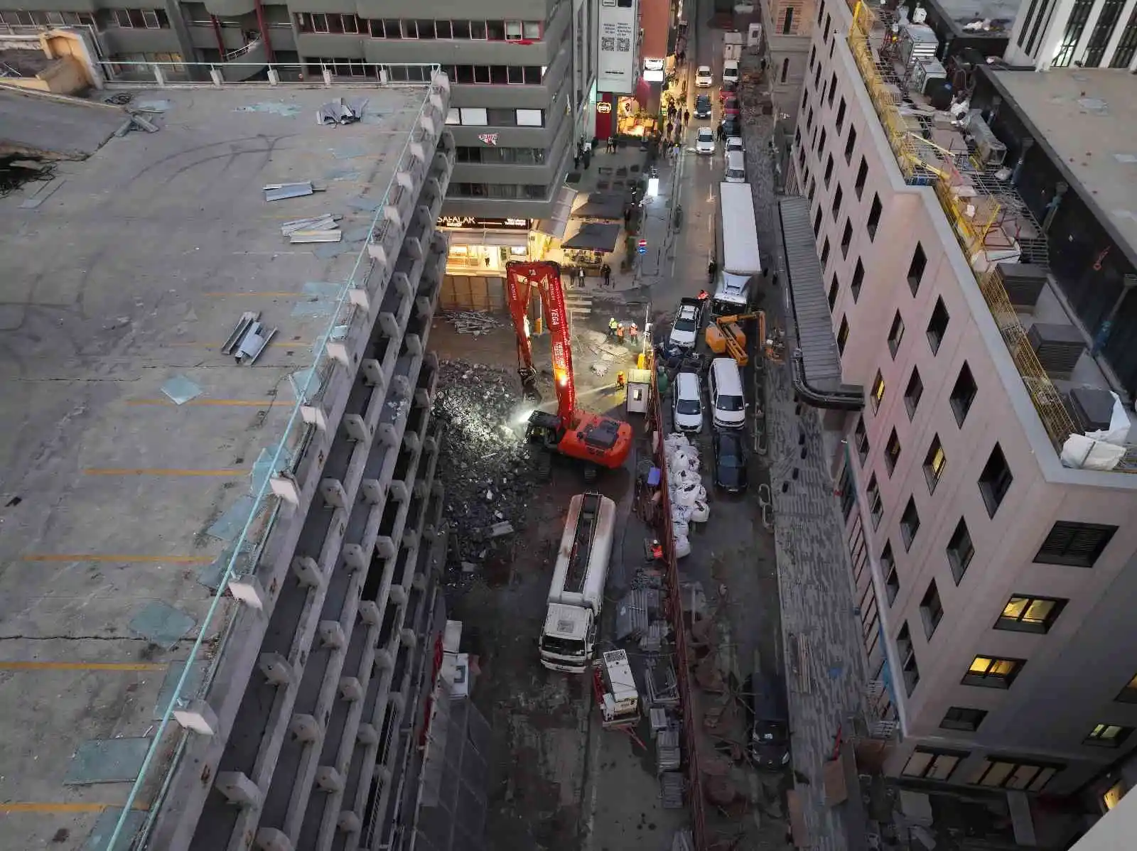 Karaköy’deki katlı otoparkın yıkım çalışmaları havadan görüntülendi
