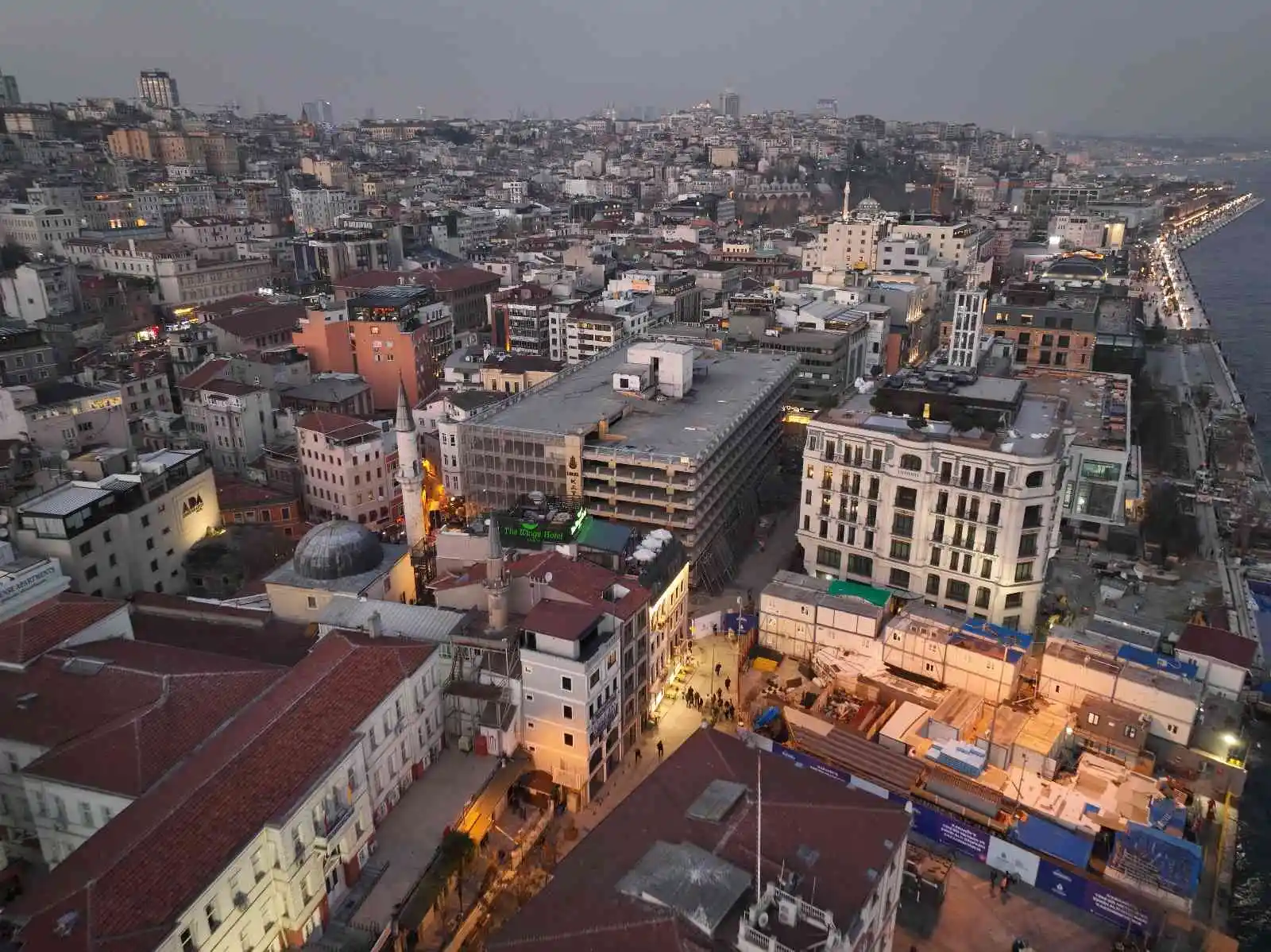 Karaköy’deki katlı otoparkın yıkım çalışmaları havadan görüntülendi
