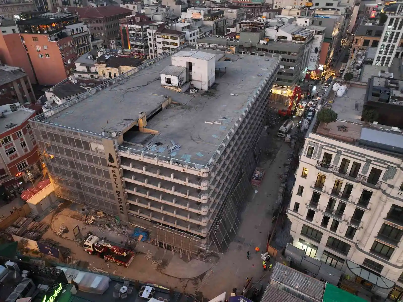 Karaköy’deki katlı otoparkın yıkım çalışmaları havadan görüntülendi
