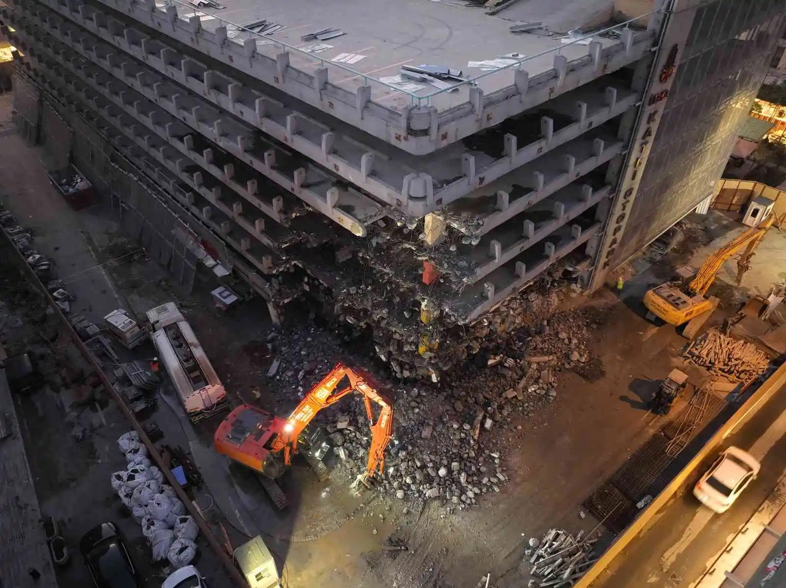 Karaköy’deki katlı otoparkın yıkım çalışmaları havadan görüntülendi
