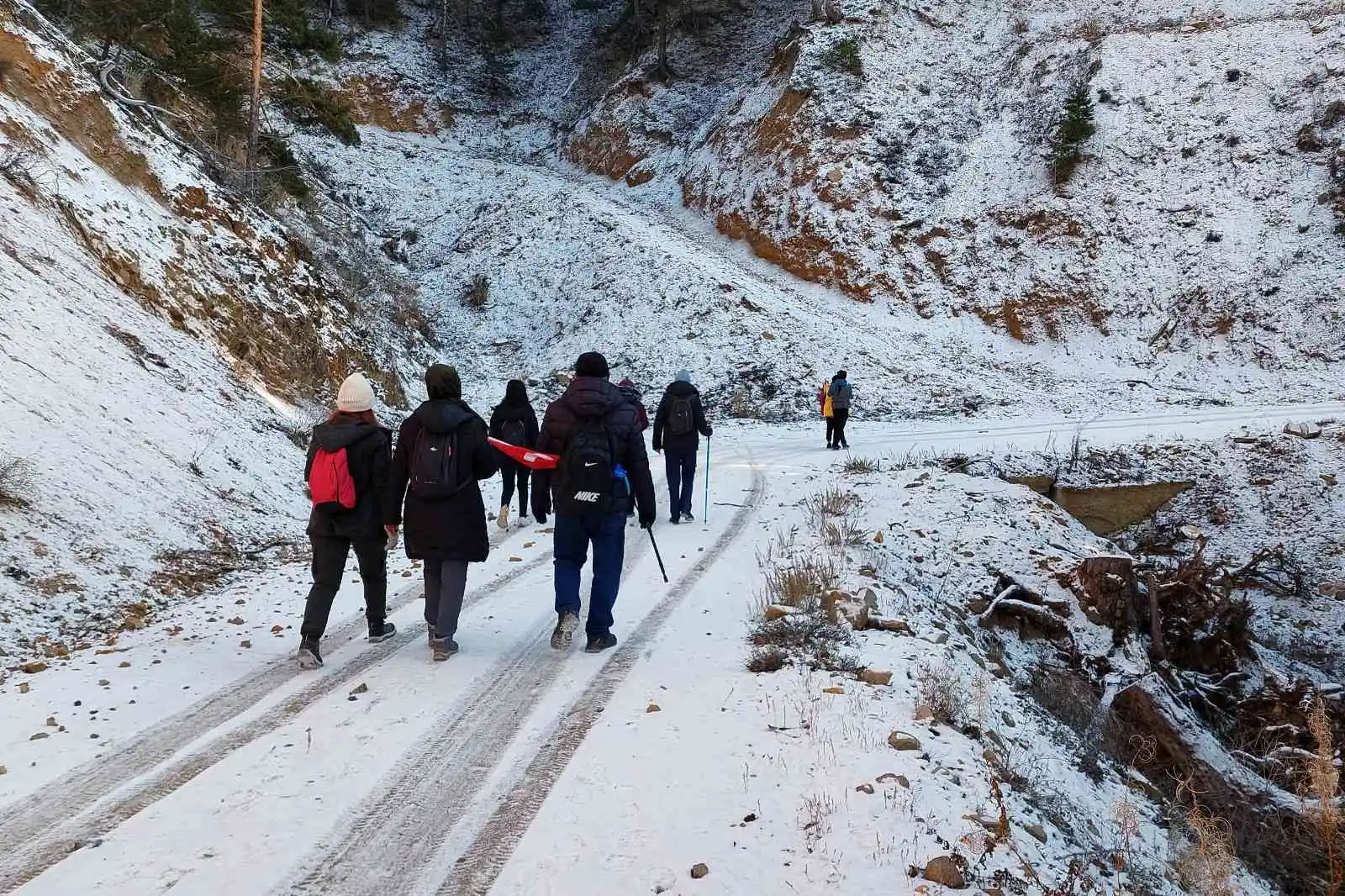 Karlı yolları Sarıkamış Şehitleri için adımladılar