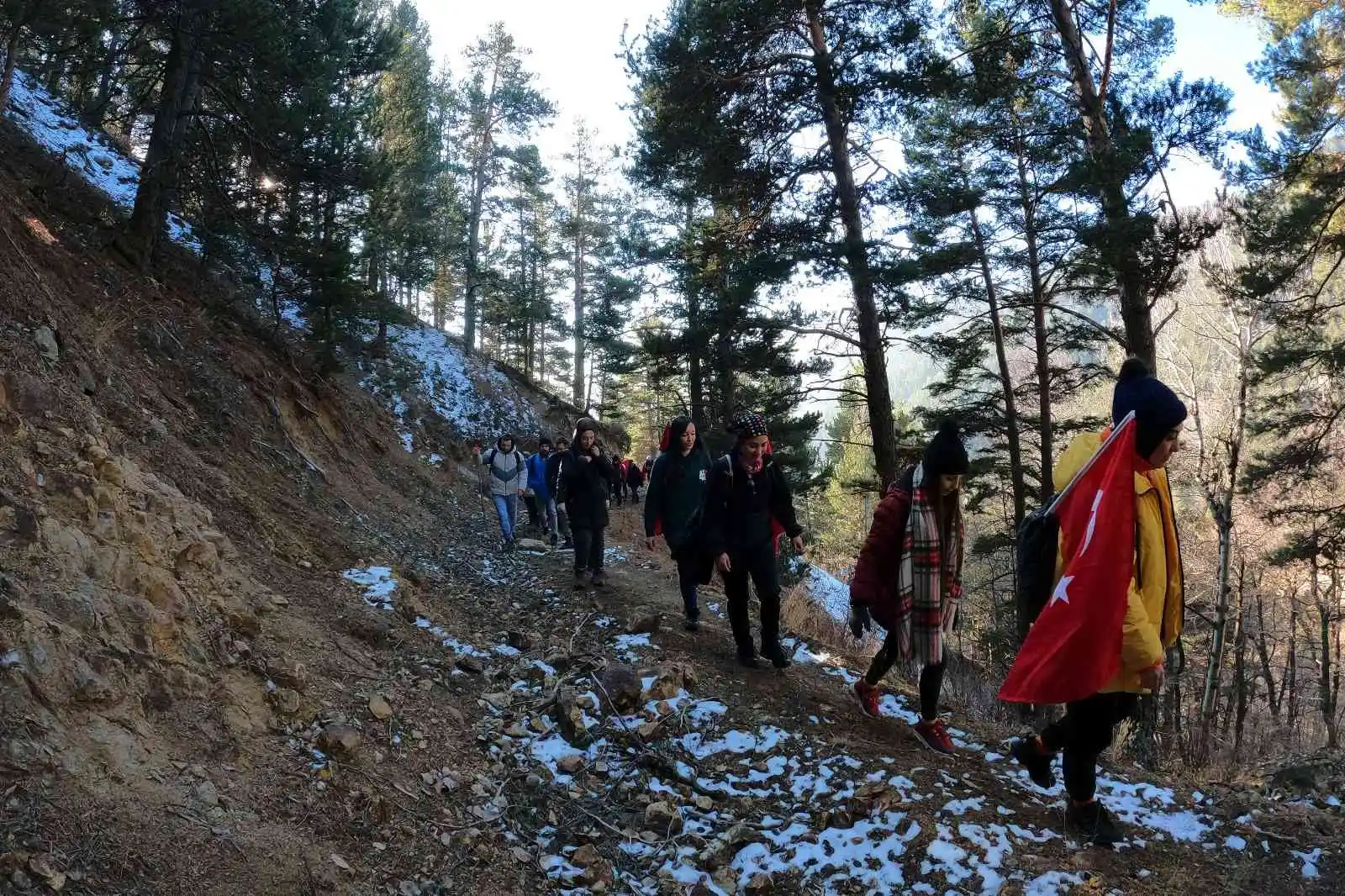 Karlı yolları Sarıkamış Şehitleri için adımladılar