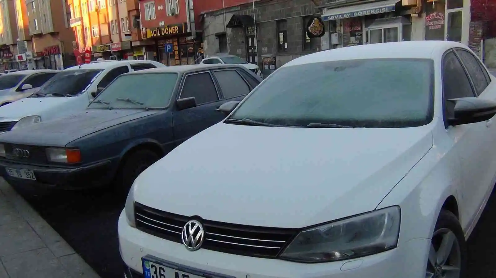 Kars’ta süs havuzları dondu, araçlar buz tuttu
