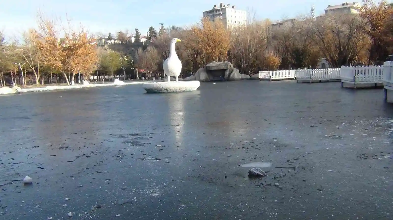 Kars’ta süs havuzları dondu, araçlar buz tuttu