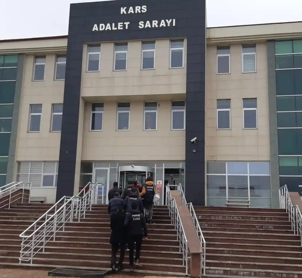 Kars’ta uyuşturucu tacirlerine darbe