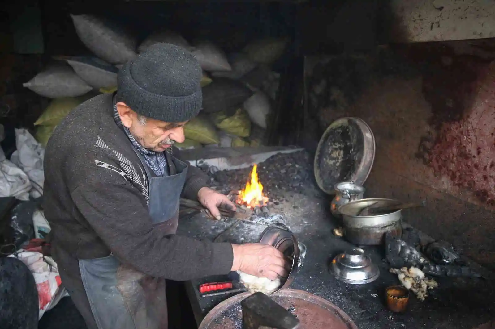 Kastamonu'nun son kalay ustası, 56 yıldır bakırlara hayat veriyor
