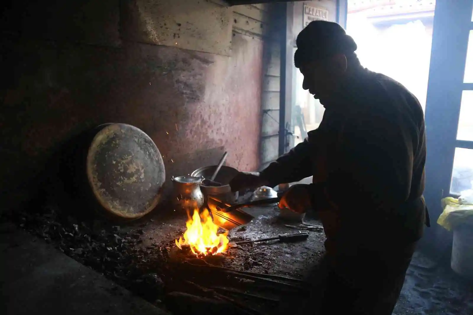 Kastamonu’nun son kalay ustası, 56 yıldır bakırlara hayat veriyor
