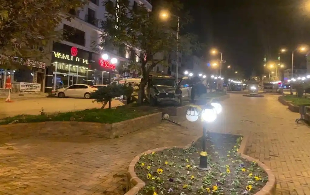 Kavşakta çarpışan otomobil ve hafif ticari araç park halindeki araçların arasına daldı
