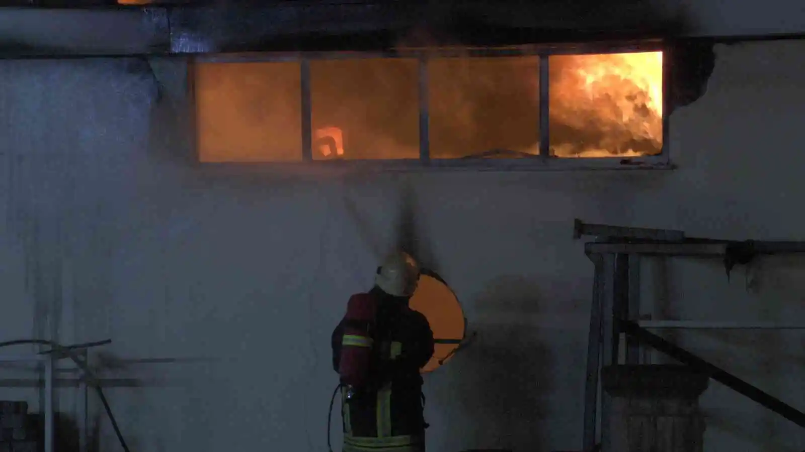 Kayseri’de çelik kapı fabrikasında büyük yangın
