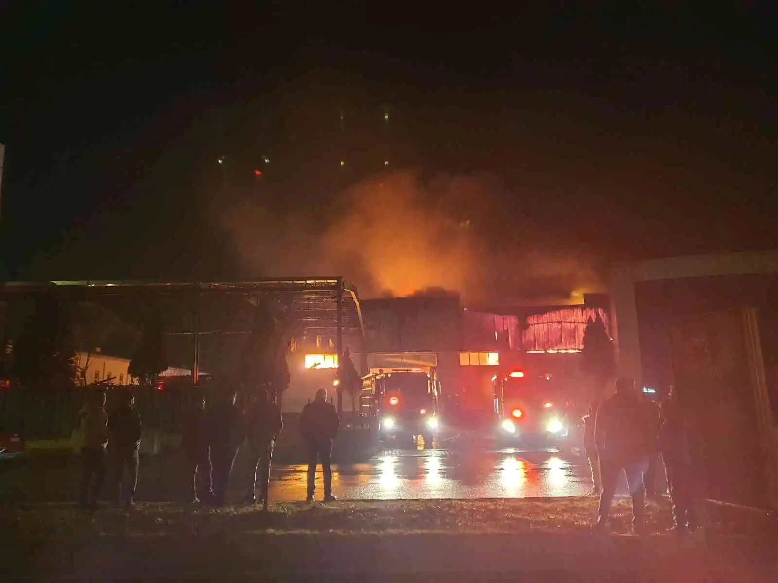 Kayseri’de çelik kapı fabrikasında büyük yangın
