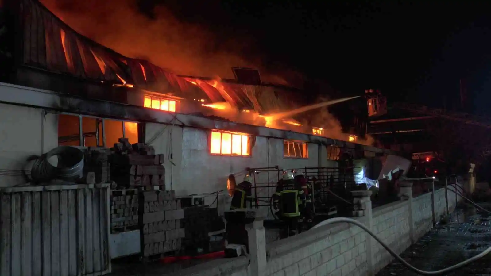 Kayseri’de çelik kapı fabrikasında büyük yangın
