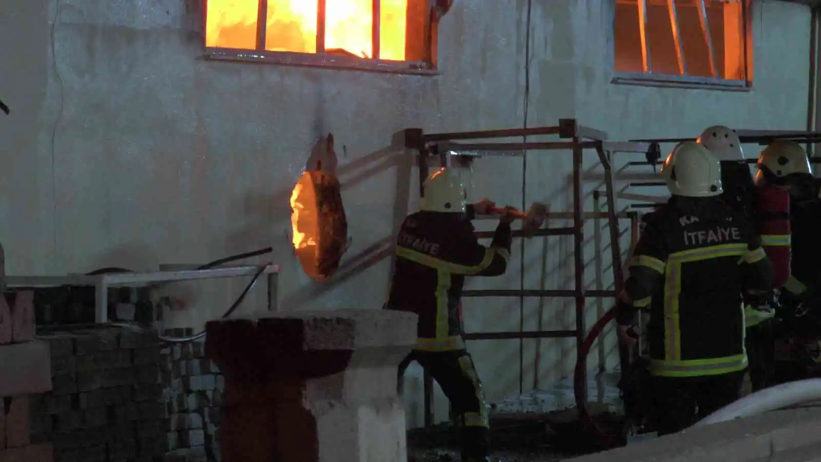 Kayseri’de çelik kapı fabrikasında büyük yangın
