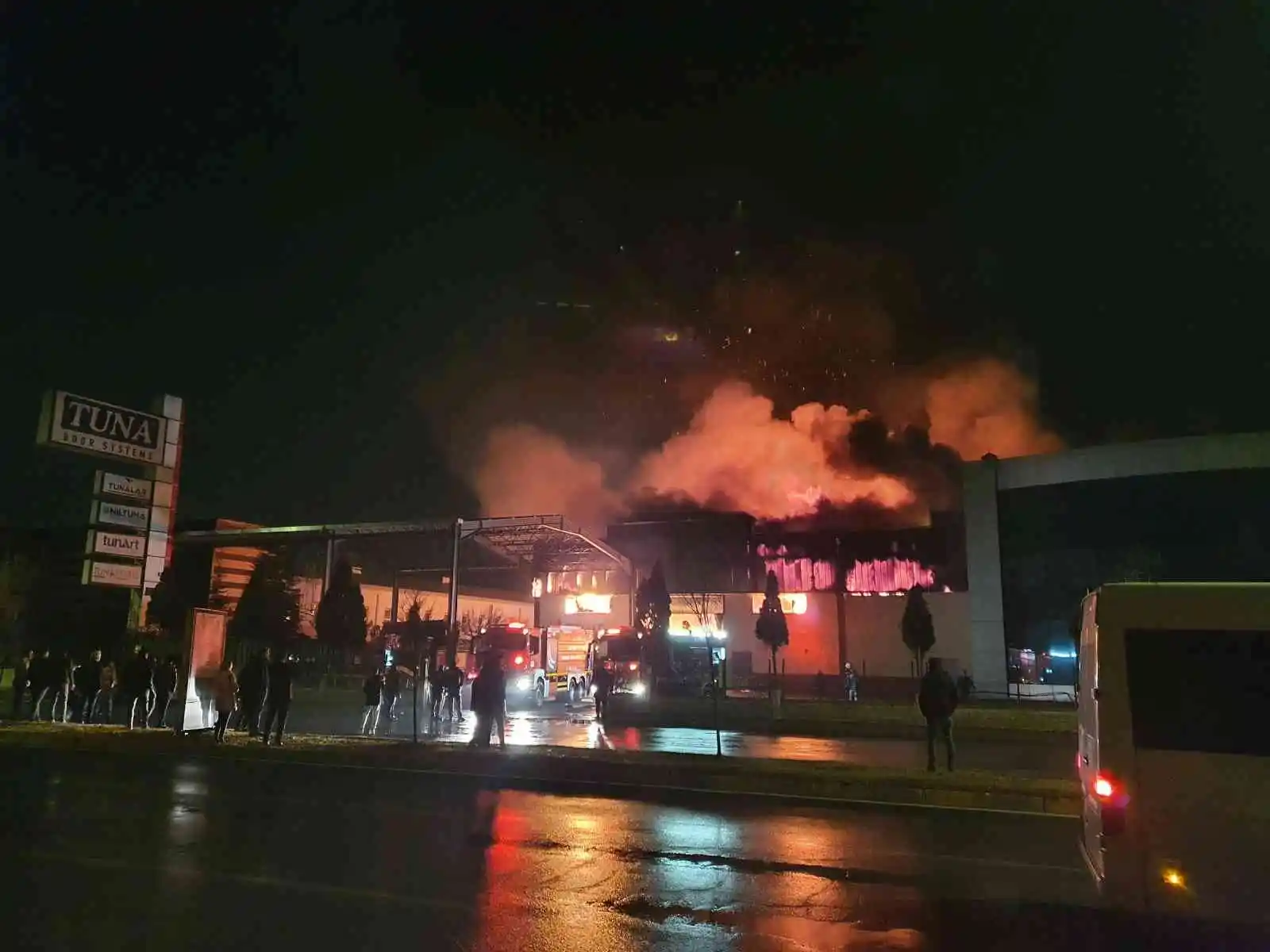 Kayseri’de çelik kapı fabrikasında büyük yangın
