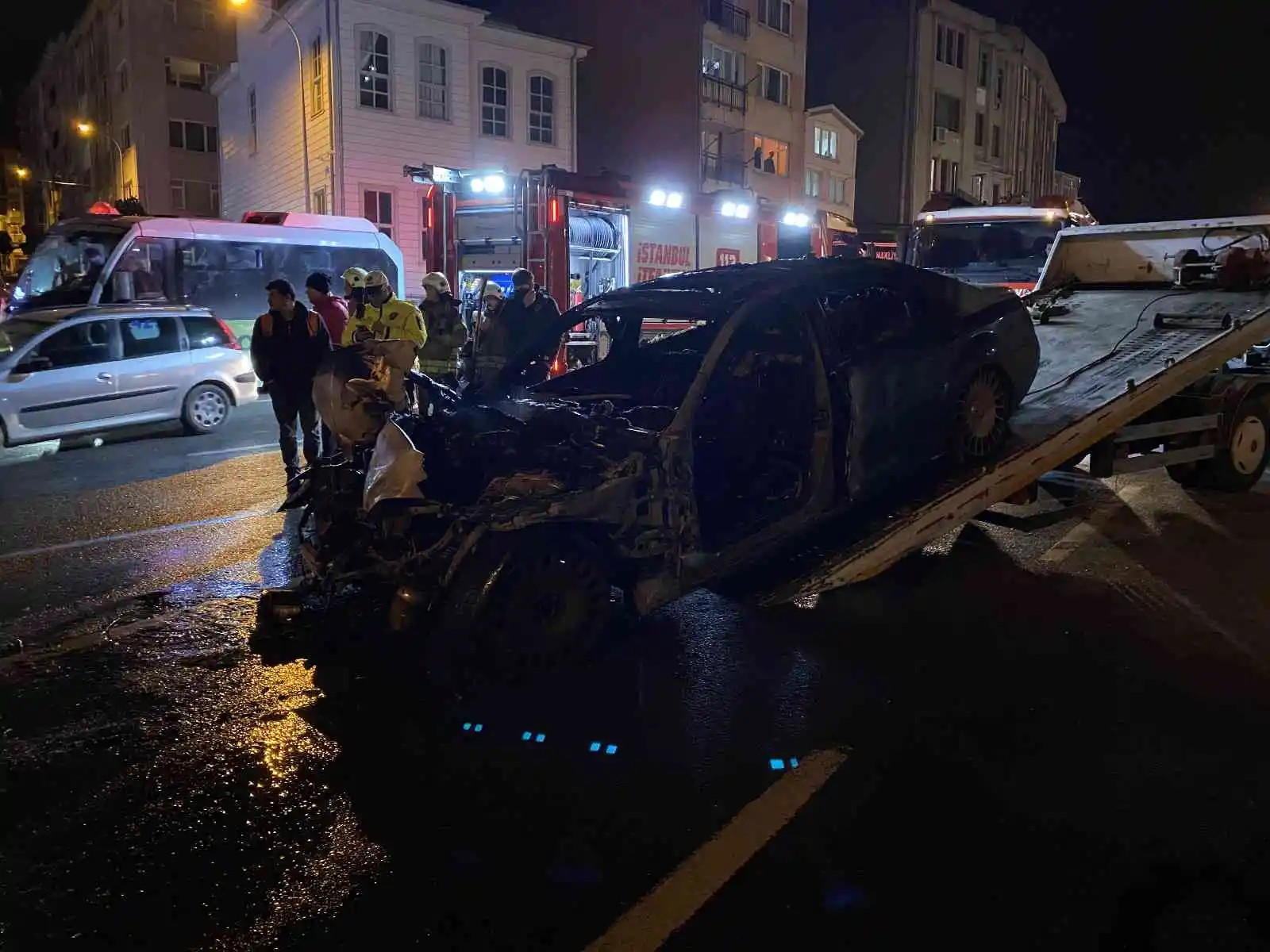 Kaza yapan milyonluk otomobil küle döndü
