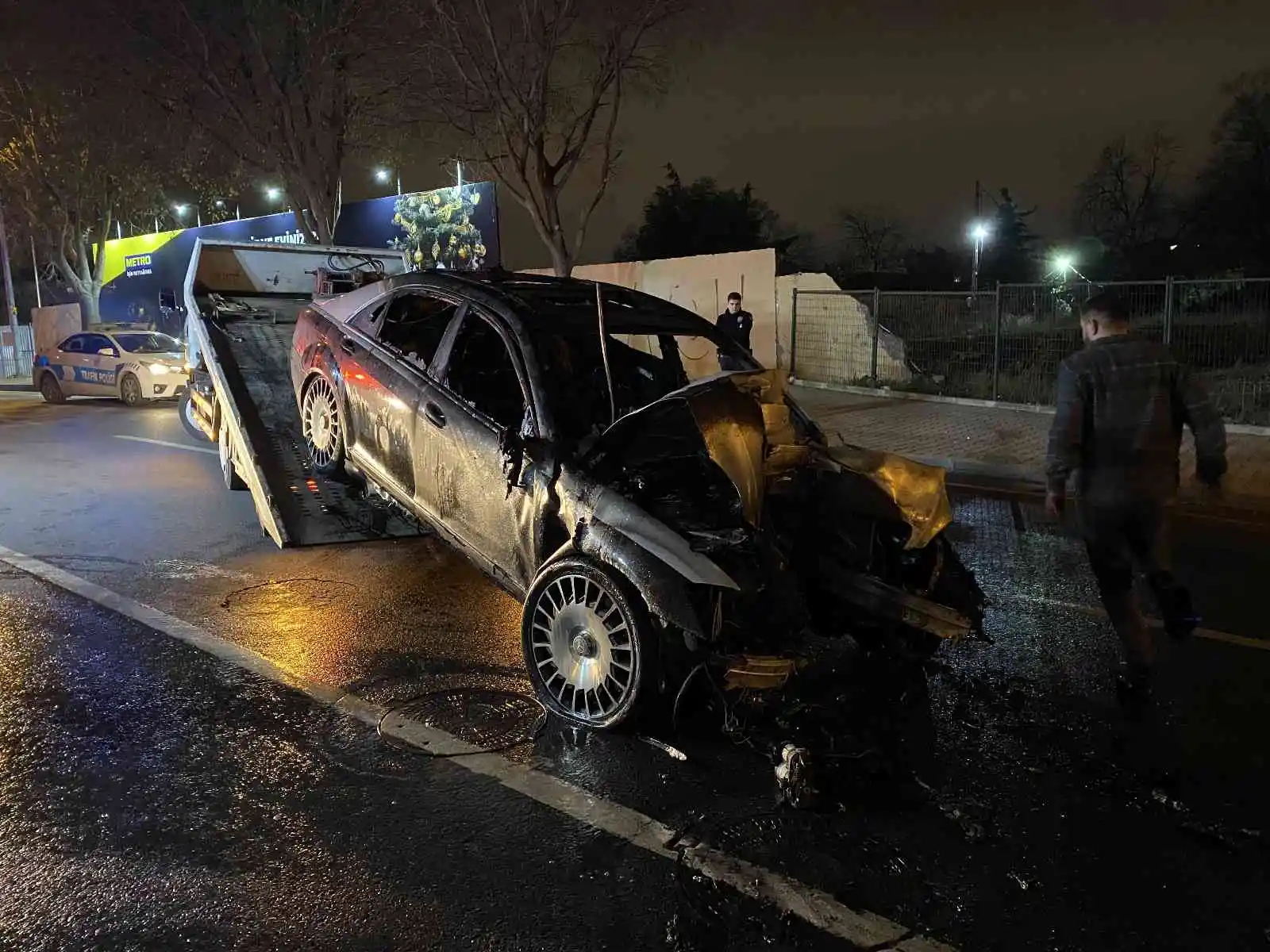 Kaza yapan milyonluk otomobil yanarak küle döndü
