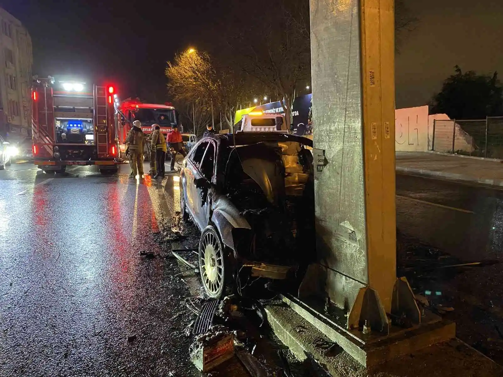 Kaza yapan milyonluk otomobil yanarak küle döndü
