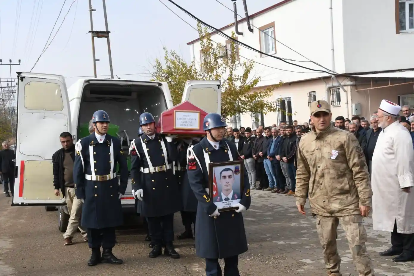 Kazada hayatını kaybeden astsubay toprağa verildi
