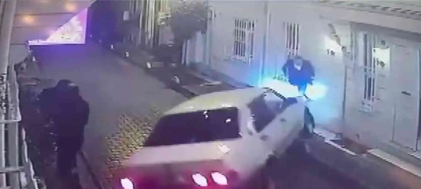 Kazadan ani refleksiyle kurtuldu, o anlar güvenlik kamerasına yansıdı