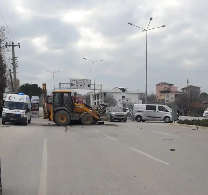 Kepçe ile çarpışan otomobil hurdaya döndü: 2 yaralı
