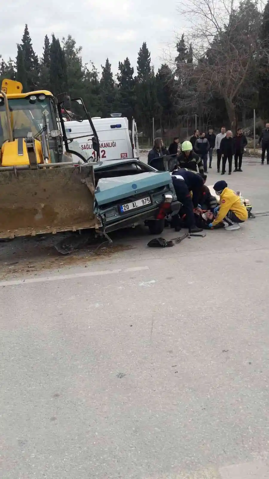 Kepçe ile çarpışan otomobil hurdaya döndü: 2 yaralı
