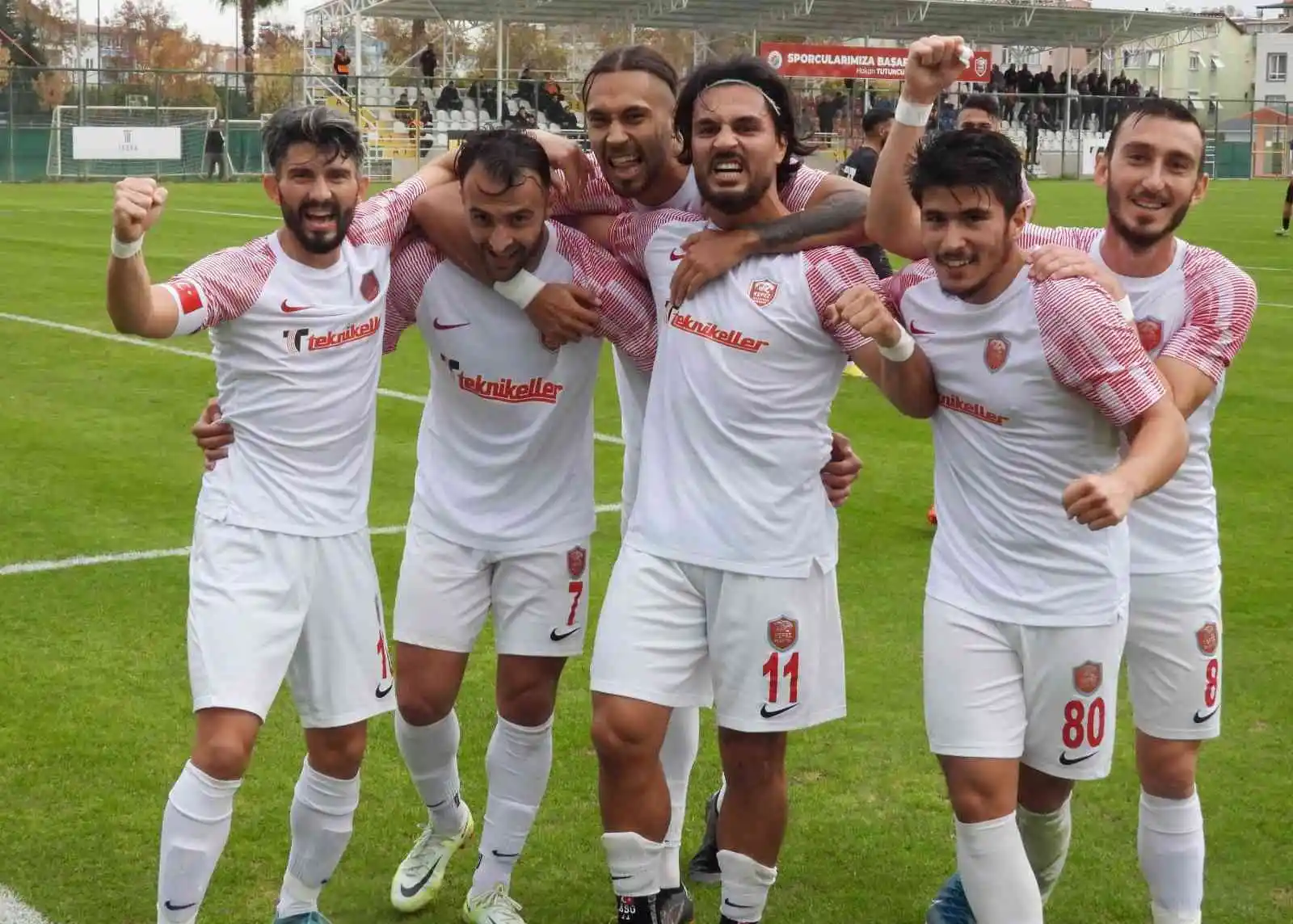Kepez Belediyespor zirvedeki yerini korudu