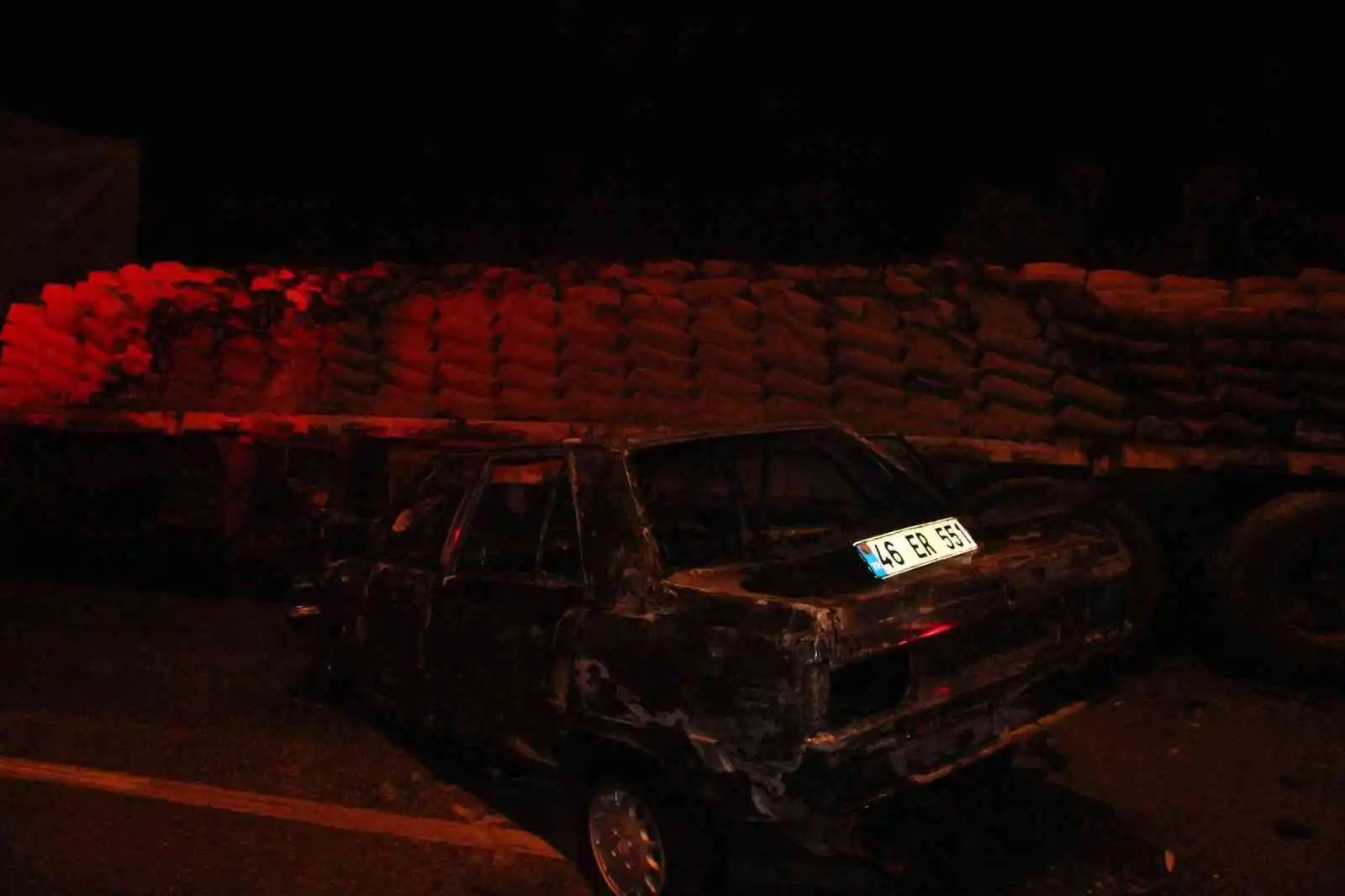 Kilis’te tıra çarpan araç alev alev yandı, otomobildeki 3 kişi son anda kurtuldu