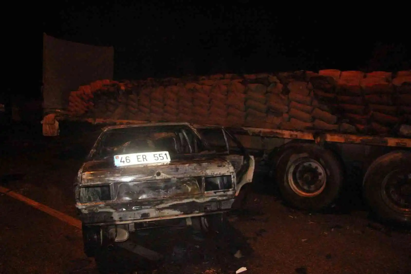 Kilis’te tıra çarpan araç alev alev yandı, otomobildeki 3 kişi son anda kurtuldu