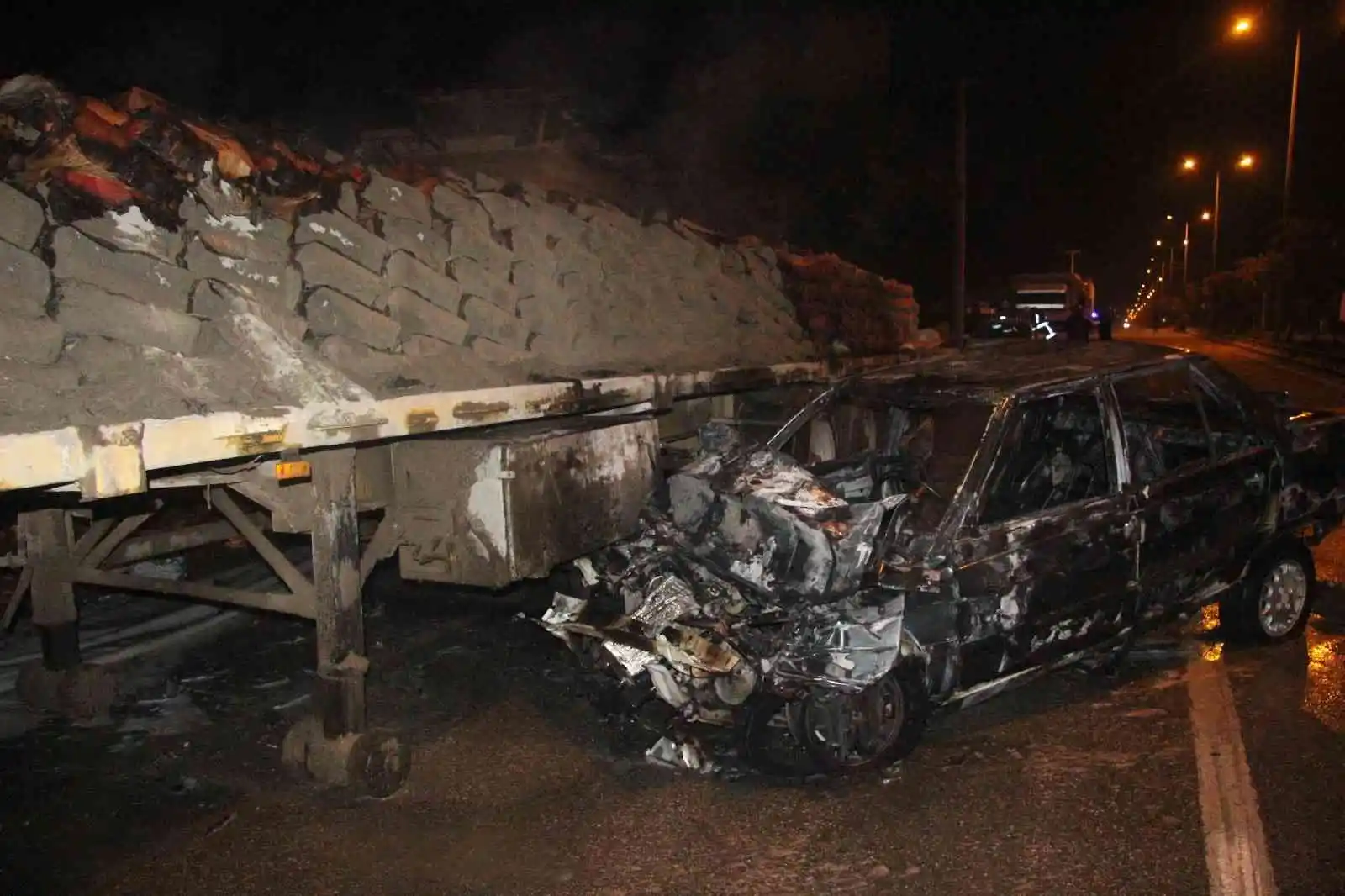 Kilis’te tıra çarpan araç alev alev yandı, otomobildeki 3 kişi son anda kurtuldu