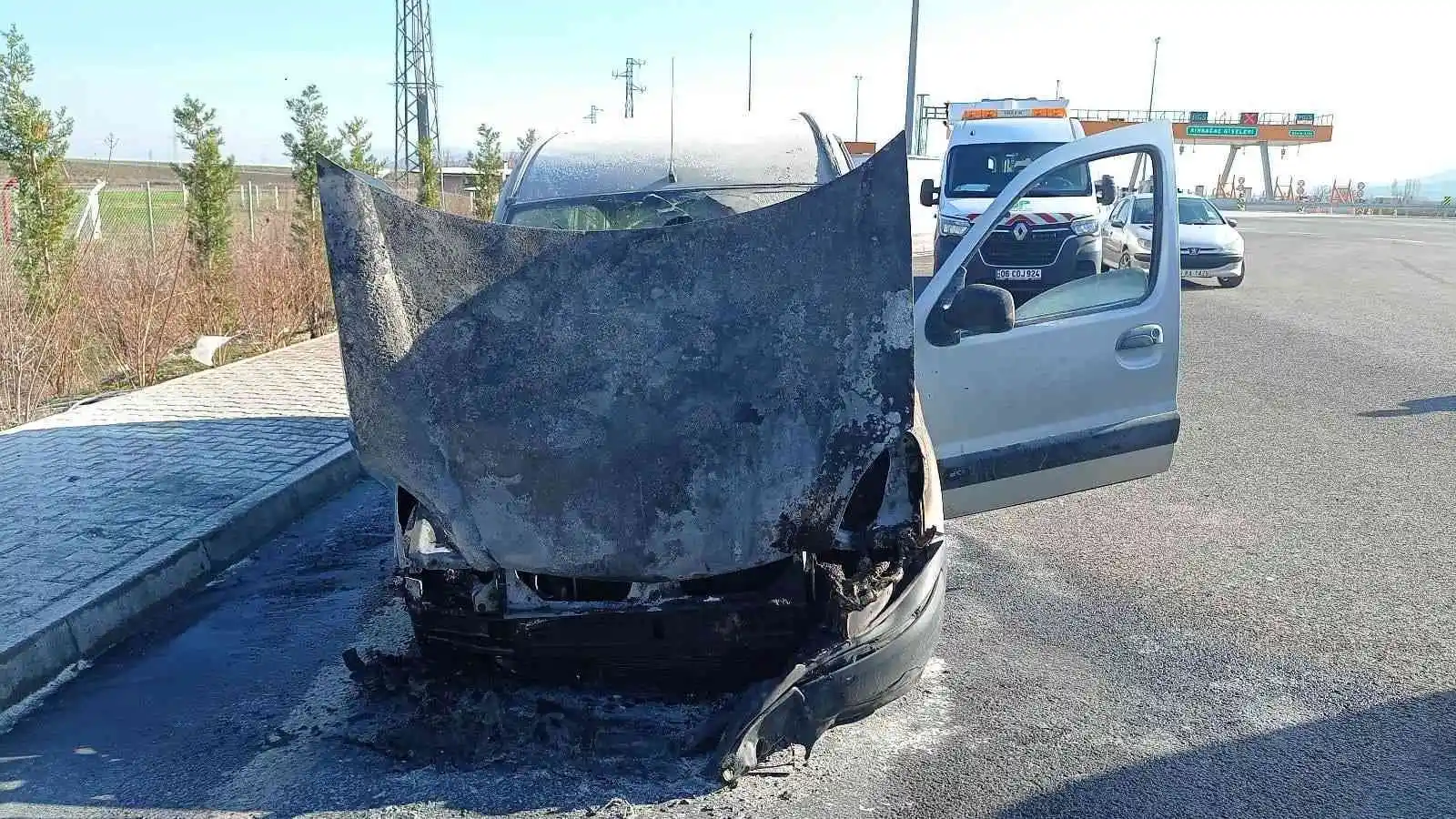 Kırkağaç'ta otomobil seyir halindeyken yandı